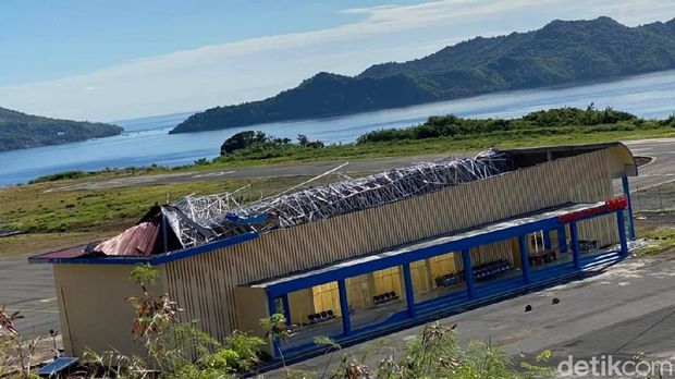 Atap ruang tunggu Bandara Siau di Sulut rusak parah. (Trisno Mais/detikcom)