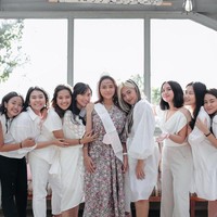 Acara bridal shower Aurel Hermansyah itu digelar di Lucy In The Sky, Jakarta Selatan. Tampak para sahabat-sahabatnya dengan kompak mengenakan pakaian berwarna putih. Foto: Instagram/@mhrndiva