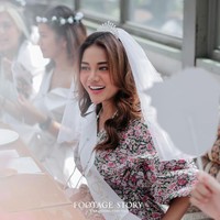 Surprise Bridal Shower sahabat2ku dr SMA.. makasihhh semuanyaaa loveee love, tulis Aurel Hermansyah di Instagramnya. Foto: Instagram/@footagestory