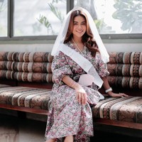 Selempang bertuliskan Bride to Be berwarna putih juga tampak dikenakan oleh Aurel. Penampilannya itu membuat Aurel Hermansyah terlihat bak seorang putri. Foto: Instagram/@footagestory