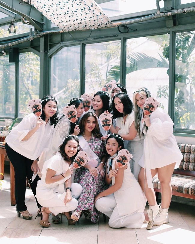 Aurel Hermansyah baru saja menggelar acara lamaran dengan Atta Halilintar pada Sabtu (13/3/2021). Tak lama usai acara lamaran tersebut, para sahabat SMA-nya terlihat memberikan kejutan berupa acara bridal shower untuk Aurel Hermansyah. Foto: Instagram/@aurelie.hermansyah