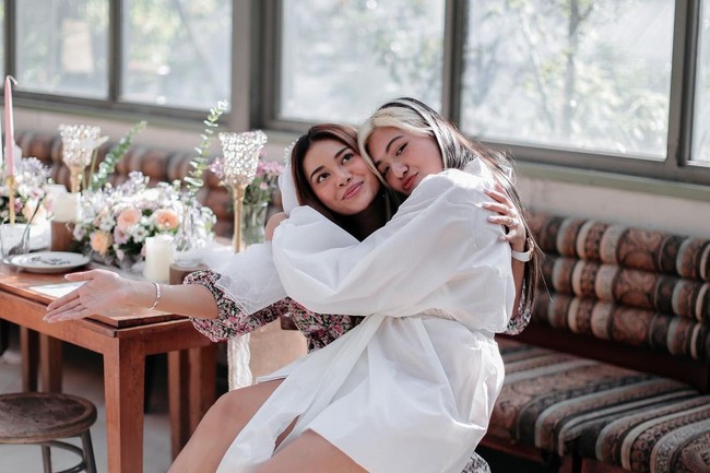 Dalam foto-foto tersebut Aurel dan sahabat-sahabatnya tampak berbahagia bersama. Foto-foto kemeriahan acara bridal shower itu pun dibagikan ke akun media sosialnya. Foto: Instagram/mhrndiva