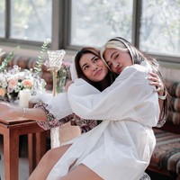Dalam foto-foto tersebut Aurel dan sahabat-sahabatnya tampak berbahagia bersama. Foto-foto kemeriahan acara bridal shower itu pun dibagikan ke akun media sosialnya. Foto: Instagram/mhrndiva