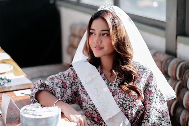 Aurel sendiri tampak mengenakan dress panjang bermotif bunga. Sebuah mahkota kecil dengan veil tampak menghiasi kepalanya. Foto: Instagram/@mhrndiva
