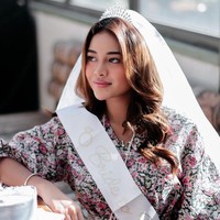 Aurel sendiri tampak mengenakan dress panjang bermotif bunga. Sebuah mahkota kecil dengan veil tampak menghiasi kepalanya. Foto: Instagram/@mhrndiva