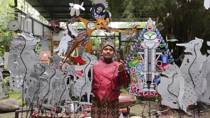 Begini Jadinya Kalau Wayang Kulit Dibuat dari Baja Untuk membantu mempertahankan warisan kekayaan budaya ini lah, PT Tata Metal Lestari (Tatalogam Group) pun tergerak untuk menggelar sebuah pementasan wayang yang berbeda dari biasanya. Untuk pertama kalinya di dunia, pementasan wayang yang bahan dasarnya terbuat dari baja lapis zinc-aluminium atau Nexalume di gelar di Studio Mendut, Desa Mendut, Kec Mungkid, Kabupaten Magelang, Jawa Tengah, Minggu (14/3) pagi.