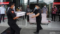 Uang itu diangkut menggunakan troli.