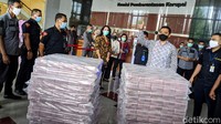 Dalam kasus dugaan suap ekspor benih lobster, total ada tujuh tersangka yang ditetapkan KPK, termasuk Edhy Prabowo. Enam orang lainnya adalah Safri, Andreau Pribadi Misanta, Siswadi, Ainul Faqih, Amiril Mukminin, dan Suharjito.