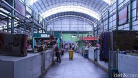 Begini area di dalam pasar Oro-oro Dowo. Pengunjung tak akan bingung berbelanja sebab lokasi penjual ditata rapi sesuai kategorinya. Foto: Luthfi Baihaqy/detikcom