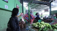 Belanja sayur mayur jadi agenda banyak warga Malang saat mendatangi pasar ini. Berbagai pilihan sayur segarpun tersedia. Foto: Luthfi Baihaqy/detikcom