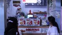 Pasar Oro-oro Dowo juga berisi beberapa penjual makanan kekinian. Salah satunya kedai dorayaki yang ramai peminat ini. Foto: Luthfi Baihaqy/detikcom