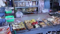 Jangan takut kelaparan kalau belanja di pasar ini. Kamu bisa jajan aneka kue basah. Foto: Luthfi Baihaqy/detikcom