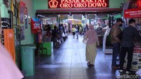 Pada tahun 2015, pasar Oro-oro Dowo direvitalisasi sehingga tampilannya lebih modern. Pasar inipun punya wajah ‘baru’ yang rapi dan bersih. Foto: Luthfi Baihaqy/detikcom