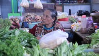 Salah seorang penjual sayur di pasar Oro-oro Dowo, Bu Wiji bahkan sudah 40 tahun berjualan di pasar ini. Ia kian senang karena pasar sudah menjadi lebih bersih. Foto: Luthfi Baihaqy/detikcom