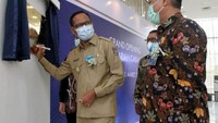 Direktur Consumer and Commercial Lending PT Bank Tabungan Negara (Persero) Tbk. Hirwandi Gafar (kanan) bersama Wakil Wali Kota Depok Imam Budi Hartono menandatangani prasasti peresmian gedung di sela pembukaan Kantor Cabang Syariah BTN di Depok, Jawa Barat, Senin (15/3). Foto: dok. Bank BTN