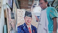 Dikatakan Ansori, membuat seni mozaik dengan gambar tokoh bangsa memang tidak semudah melukis dengan cat minyak. Memilih keramik dan gradasi warnanya butuh konsentrasi.