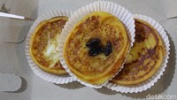  Kue lumpur wolak-walik bisa tahan sampai dua hari. Karenanya banyak orang juga menjadikan kue lumpur ini sebagai oleh-oleh ke luar kota. Bahkan mereka menjadikan kue lumpur ini sebagai suguhan saat ada acara. Foto: Luthfi Baihaqy/detikcom