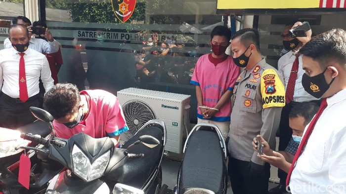 Dua residivis curanmor ditangkap di Tuban. Mereka ditangkap setelah mencuri motor di beberapa lokasi, salah satunya milik guru ngaji.