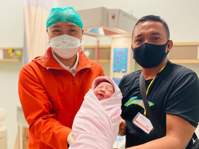 Dr.Benediktus A,MPH,Sp.OG(K) Kisah pasangan yang sudah 14 tahun menanti buah hati. KIni perjuangan berbuah manis