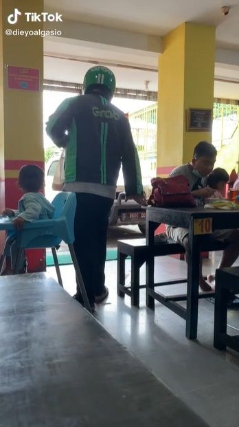driver ojol stroke tapi tetap semangat antarkan makanan pelanggannya.