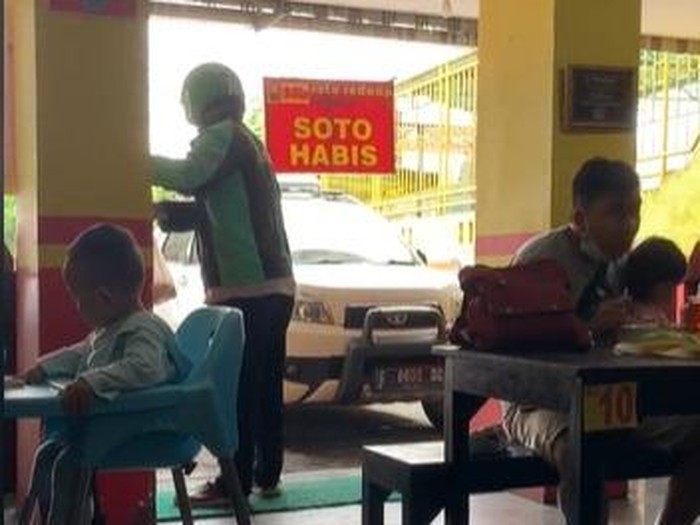 driver ojol stroke tapi tetap semangat antarkan makanan pelanggannya.
