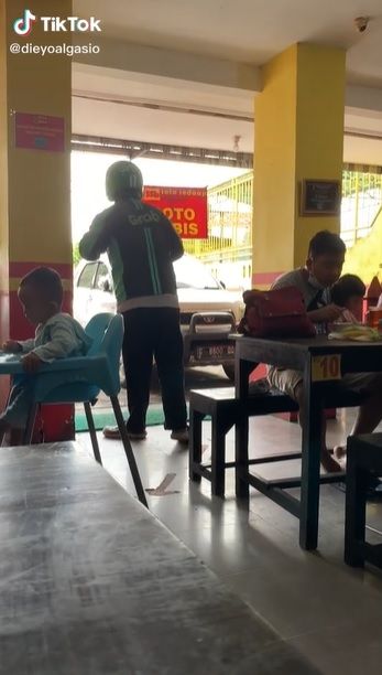 driver ojol stroke tapi tetap semangat antarkan makanan pelanggannya.