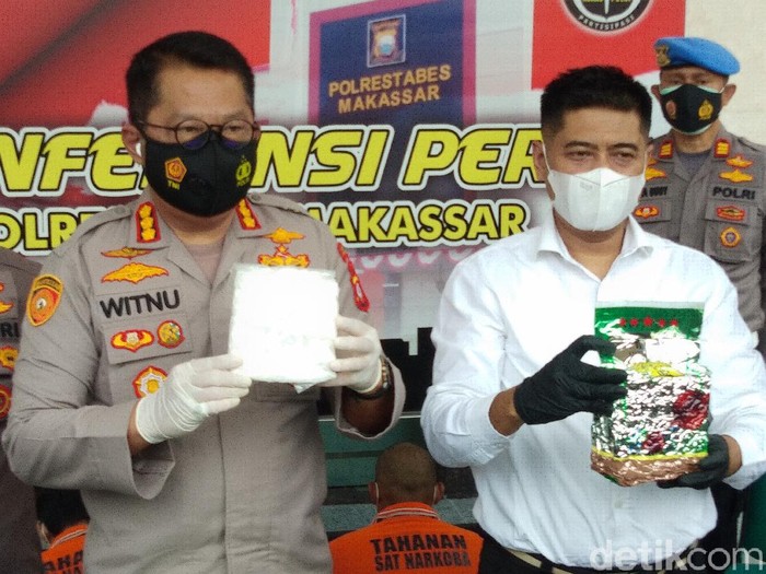Dua kurir ditangkap polisi lantaran membawa 2 kg sabu di sebuah hotel di Makassar. Diduga mereka jaringan kurir yang ditangkap September 2020 lalu. (Hermawan M/detikcom)