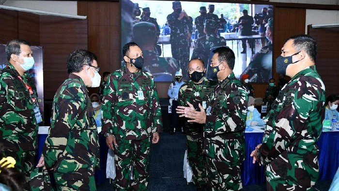 Kasau Marsekal TNI Fadjar Prasetyo meninjau vaksinasi COVID-19 3.486 prajurit TNI AU, digelar di Gedung Soeharnoko Harbani Denmabesau Cilangkap, Jakarta Timur, Senin (15/3/2021).