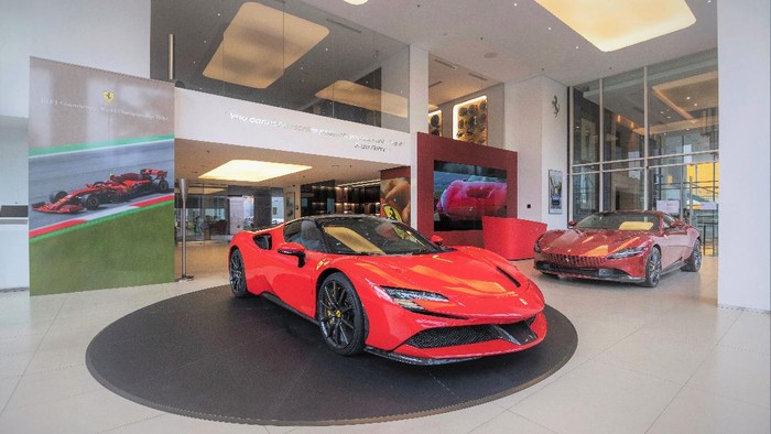 Ferrari  SF90 Stradale dan Roma di dealer baru Ferrari di Indonesia.
