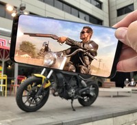 Foto HP menyatu dengan benda nyata