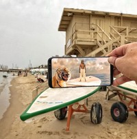 Foto HP menyatu dengan benda nyata