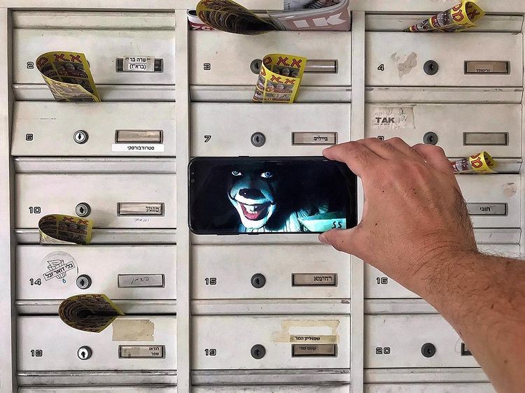 Foto HP menyatu dengan benda nyata