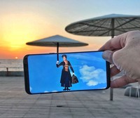 Foto HP menyatu dengan benda nyata