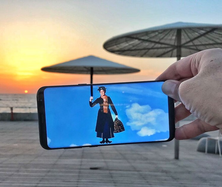 Foto HP menyatu dengan benda nyata