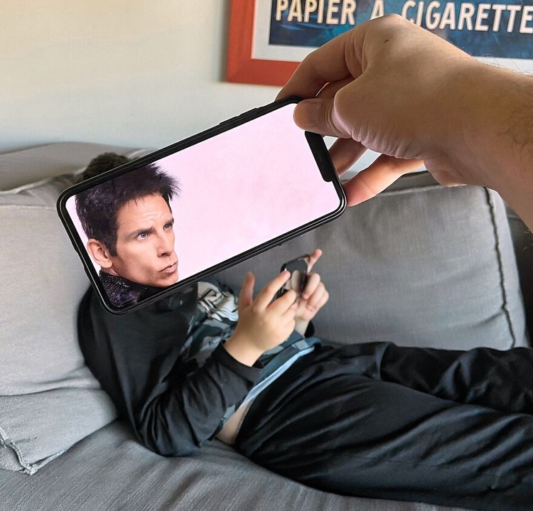 Foto HP menyatu dengan benda nyata