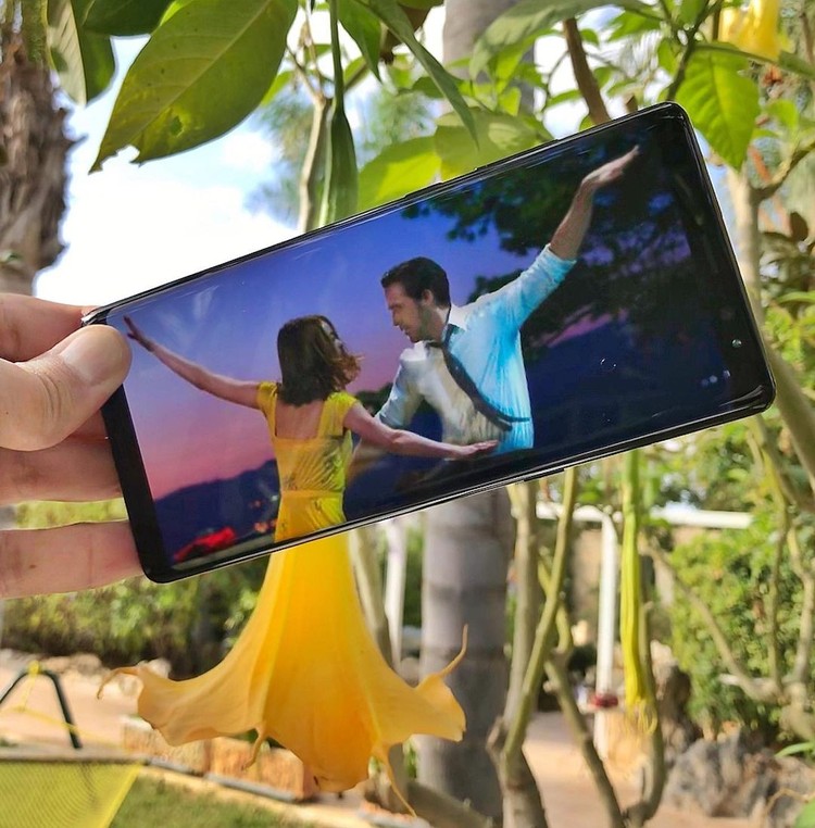 Foto HP menyatu dengan benda nyata