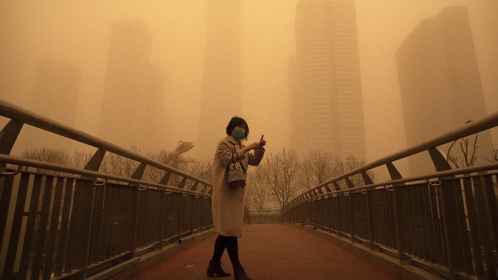 Gegara Badai Pasir China Diselimuti Kabut Kuning Berbahaya