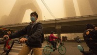 Pemerintah kota memerintahkan semua sekolah untuk membatalkan kegiatan olahraga dan acara di luar ruangan, serta menyarankan mereka yang menderita penyakit pernapasan untuk tetap di dalam ruangan.AP Photo/Mark Schiefelbein  