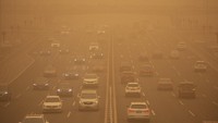 Menurut laporan media pemerintah, kualitas udara yang buruk disebabkan oleh badai pasir dari Mongolia utara, yang terbawa angin ke selatan dan mengurangi jarak pandang di Beijing hingga kurang dari 1.000 meter. AP Photo/Mark Schiefelbein  