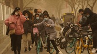Dikatakan bahwa tingkat partikel mengambang yang disebut PM 10 mencapai hampir 20 kali lipat dari paparan maksimum harian yang direkomendasikan Organisasi Kesehatan Dunia (WHO). AP Photo/Ng Han Guan  