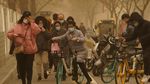 Gegara Badai Pasir, China Diselimuti Kabut Kuning Berbahaya