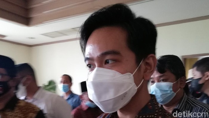 Wali Kota Solo, Gibran Rakabuming Raka, memberi keterangan soal rumor Kaesang Pangarep pemilik baru Persis Solo.