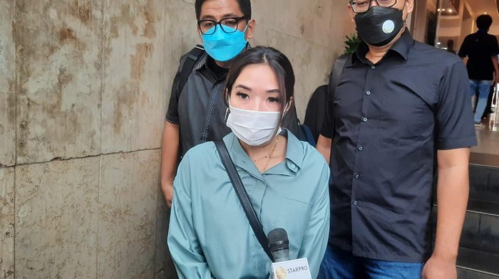 Gisel melakukan wajib lapor di Polda Metro Jaya.