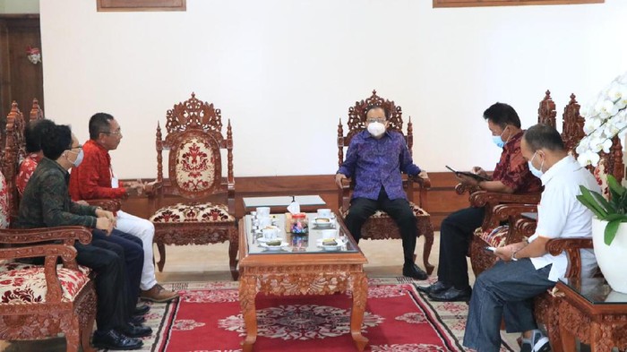 Gubernur Bali Wayan Koster membahas rencana vaksinasi COVID-19 bagi pekerja migran Indonesia (PMI) asal Bali yang sudah siap bekerja di luar negeri (dok Pemprov Bali)