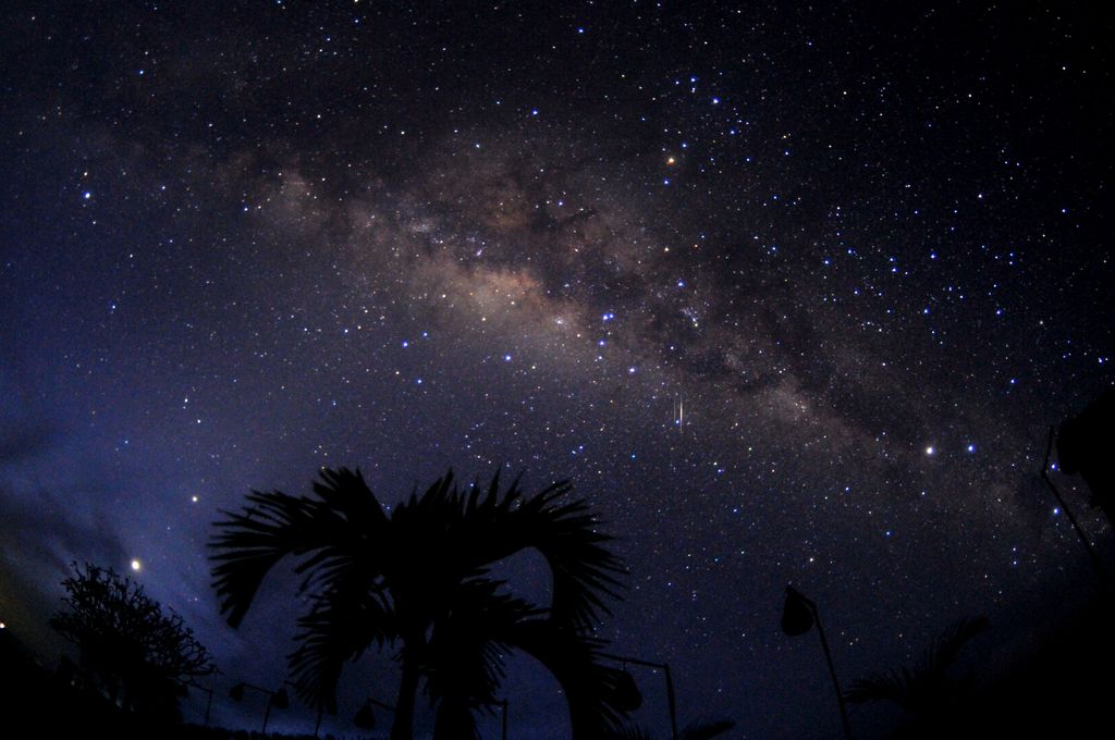 Pemandangan gugusan Bima Sakti atau Milky Way saat malam Hari Raya Nyepi tahun Saka 1943 terlihat dari kawasan Ungasan, Badung, Bali, Senin (15/3/2021). Gugusan Bima Sakti terlihat lebih jelas di langit Bali yang gelap gulita tanpa penerangan saat umat Hindu menjalani catur brata penyepian pada Hari Raya Nyepi. ANTARA FOTO/Fikri Yusuf/hp.