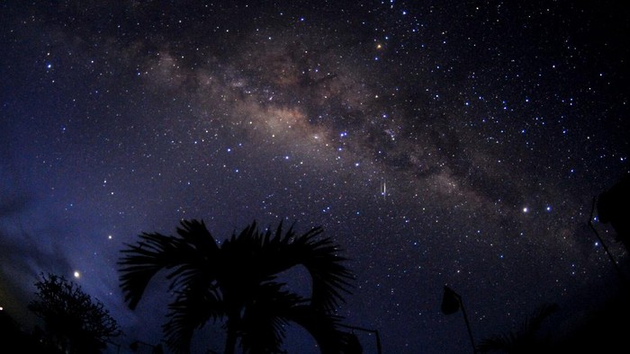 GUGUSAN BIMA SAKTI SAAT NYEPI Pemandangan gugusan Bima Sakti atau Milky Way saat malam Hari Raya Nyepi tahun Saka 1943 terlihat dari kawasan Ungasan, Badung, Bali, Senin (15/3/2021). Gugusan Bima Sakti terlihat lebih jelas di langit Bali yang gelap gulita tanpa penerangan saat umat Hindu menjalani catur brata penyepian pada Hari Raya Nyepi. ANTARA FOTO/Fikri Yusuf/hp.