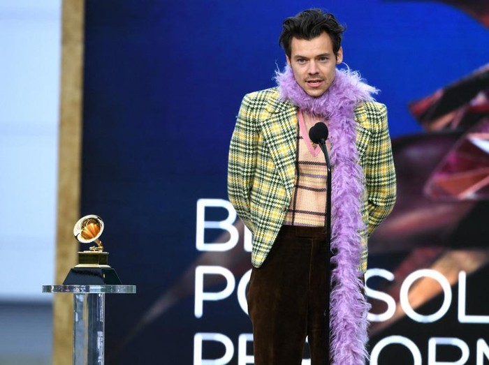 LOS ANGELES, CALIFORNIA - MARCH 14: Harry Styles accepts the Best Pop Solo Performance award for Watermelon Sugar onstage during the 63rd Annual GRAMMY Awards at Los Angeles Convention Center on March 14, 2021 in Los Angeles, California.   Kevin Winter/Getty Images for The Recording Academy/AFP (Photo by KEVIN WINTER / GETTY IMAGES NORTH AMERICA / Getty Images via AFP)