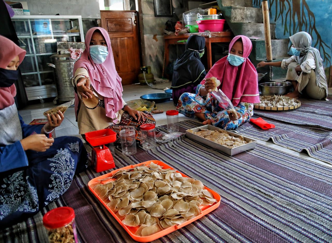 Hidayah (42) penyintas kekerasan dalam rumah tangga (KDRT) asal Kabupaten Demak yang kini mampu berdikari secara ekonomi lewat usaha olahan ikan.