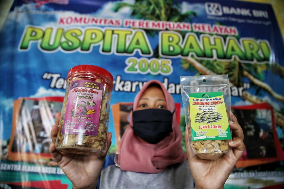 Hidayah (42) penyintas kekerasan dalam rumah tangga (KDRT) asal Kabupaten Demak yang kini mampu berdikari secara ekonomi lewat usaha olahan ikan.