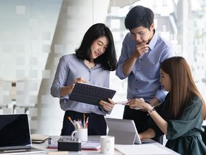 Tampil Cetar Karyawan Startup, Gaji Mepet Demi Penuhi Gaya Hidup?